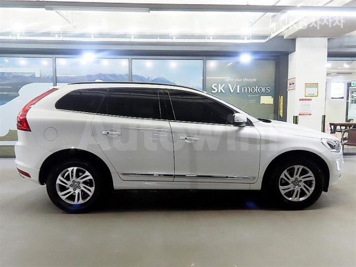 Volvo XC60 2017 YV1DZARBDH2149199 — 3