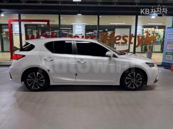 Lexus CT 2018 JTHKD5BH1J2333518 — 3