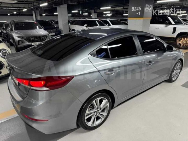 Hyundai Avante 2018 — 5