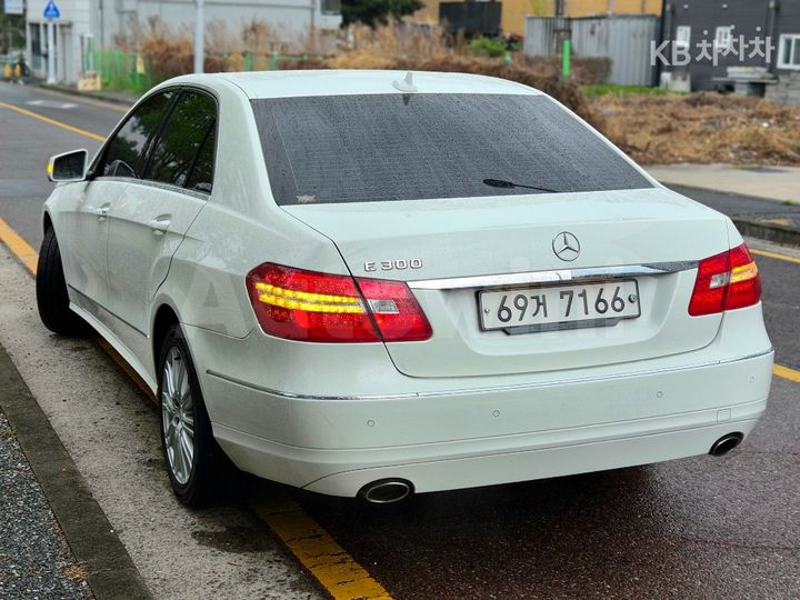 Mercedes Benz E Class 2011 — 2