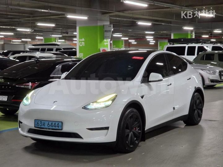 Tesla Model Y 2023 — 2