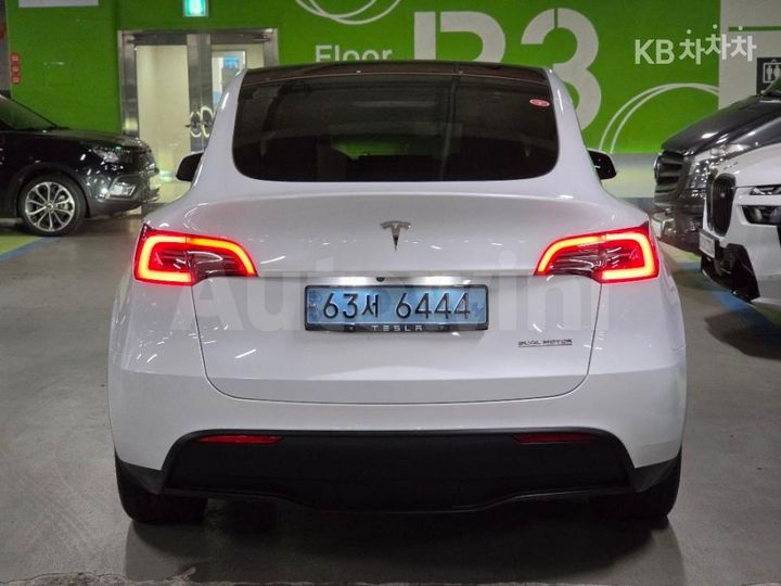 Tesla Model Y 2023 — 3