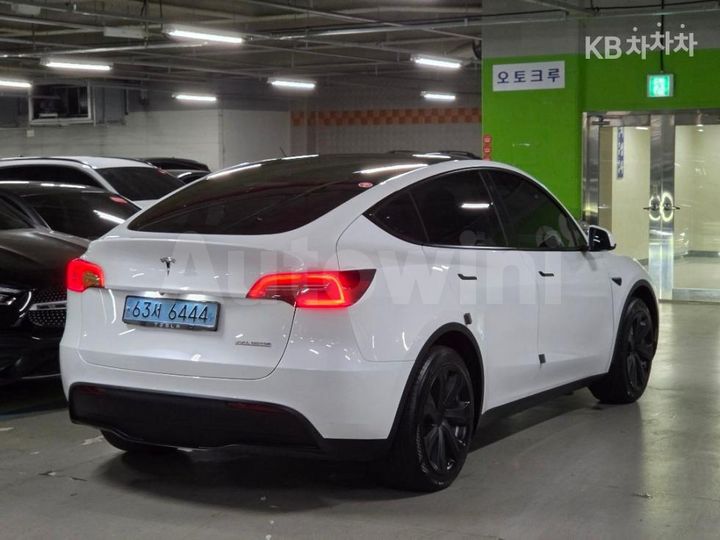 Tesla Model Y 2023 — 4