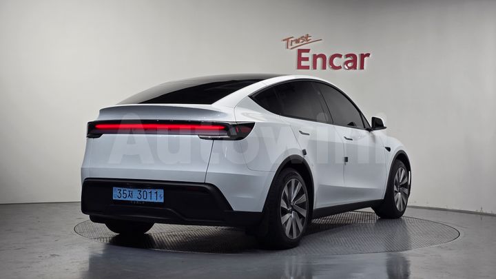 Tesla Model Y 2025 — 2