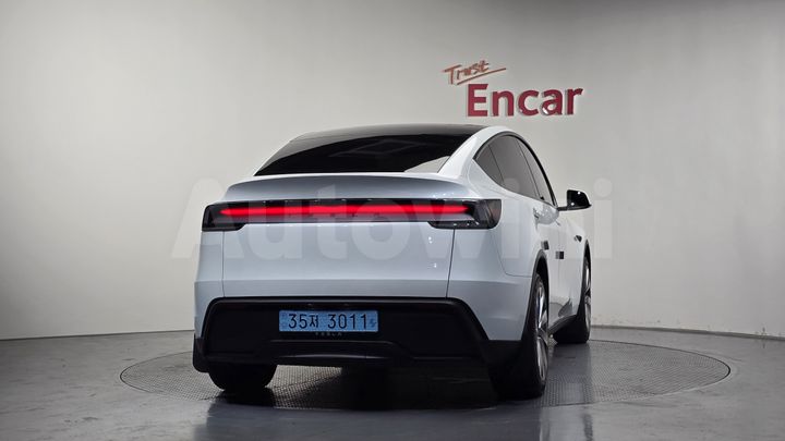 Tesla Model Y 2025 — 4