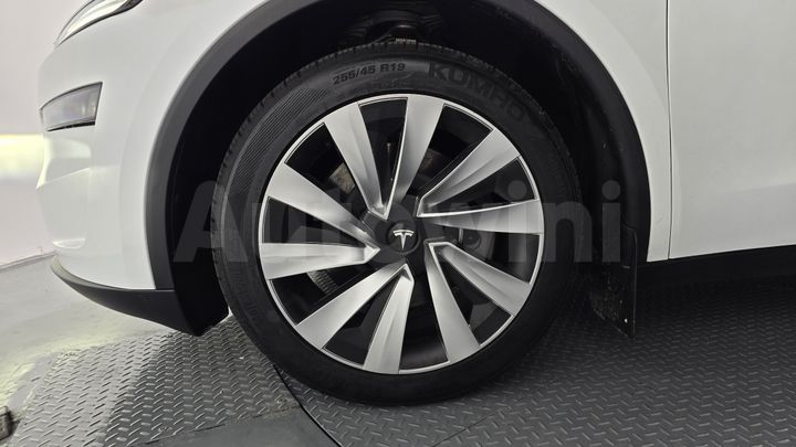 Tesla Model Y 2025 — 5