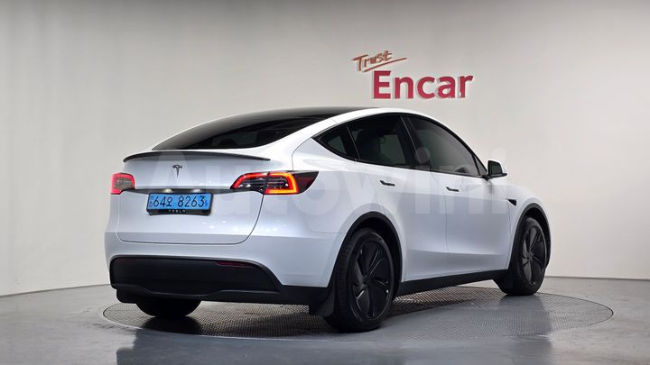 Tesla Model Y 2024 — 2