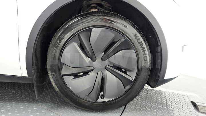 Tesla Model Y 2024 — 5