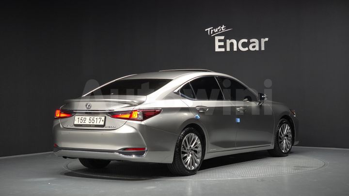 Lexus ES 2019 — 2