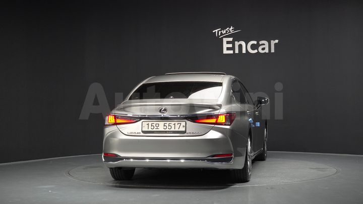 Lexus ES 2019 — 4