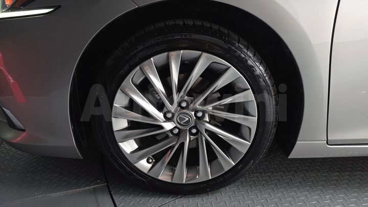 Lexus ES 2019 — 5