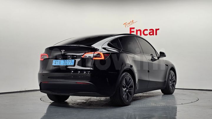Tesla Model Y 2024 — 2