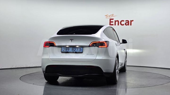 Tesla Model Y 2021 — 3