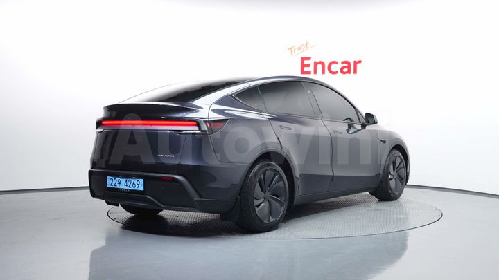 Tesla Model Y 2025 — 2