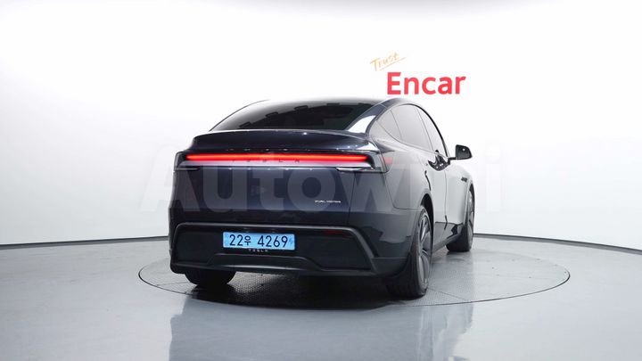 Tesla Model Y 2025 — 4