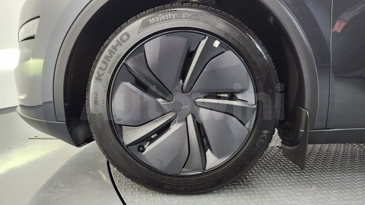 Tesla Model Y 2025 — 5