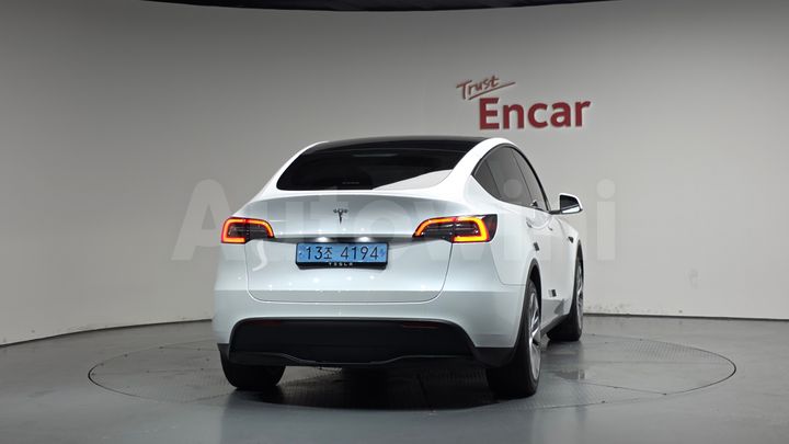 Tesla Model Y 2024 — 3