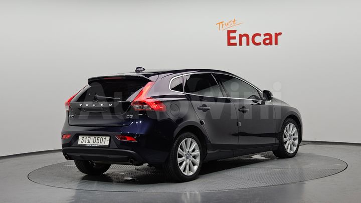 Volvo V40 2016 — 2