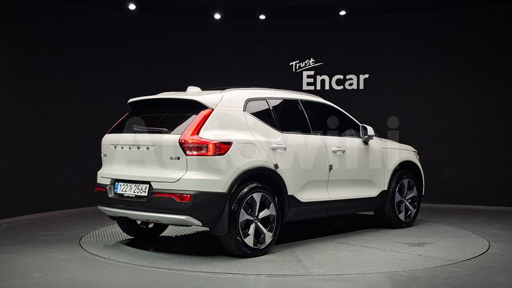 Volvo XC40 2025 — 2