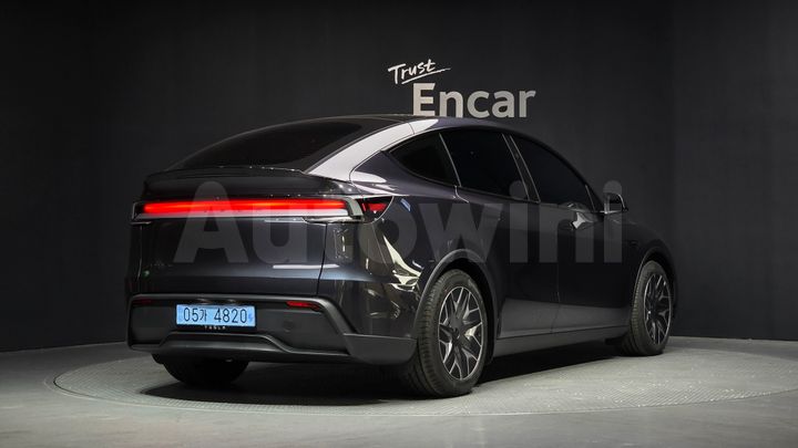 Tesla Model Y 2026 — 2