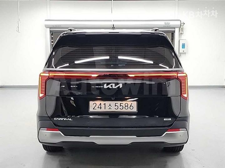 Kia Carnival 2025 KNANE81ABSS038374 — 3