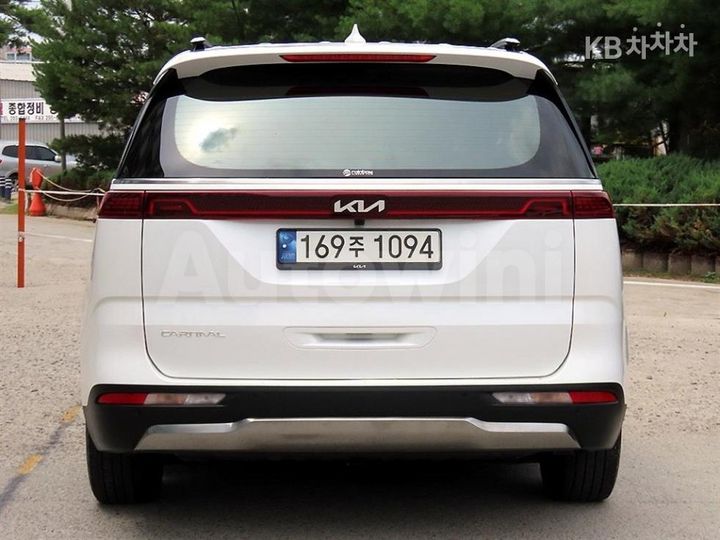 Kia Carnival 2023 KNANC813BPS234549 — 4