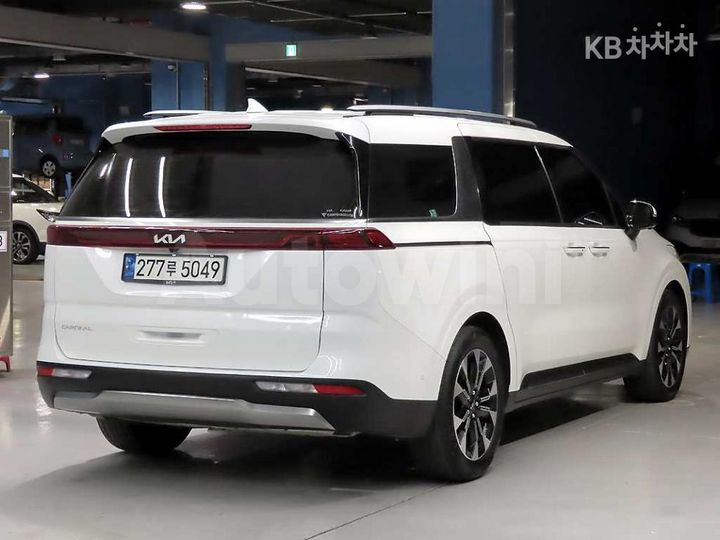Kia Carnival 2023 KNANE813BPS293985 — 4