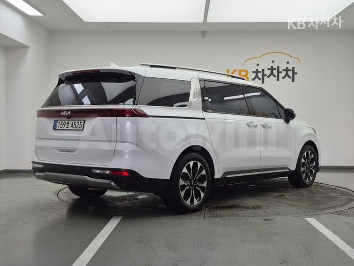 Kia Carnival 2023 KNANE81BBPS222386 — 4