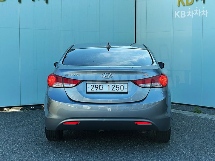 Hyundai Avante 2014 — 3