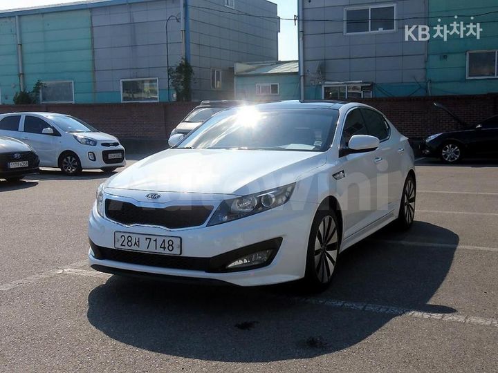 Kia K5 2011 KNAGN415BBA067370 — 2