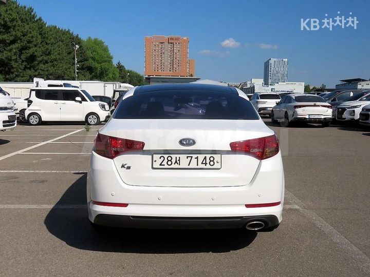 Kia K5 2011 KNAGN415BBA067370 — 3