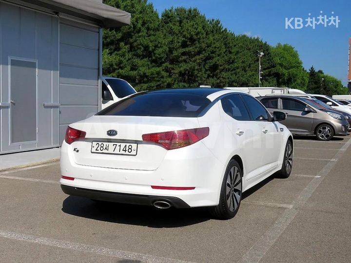 Kia K5 2011 KNAGN415BBA067370 — 4