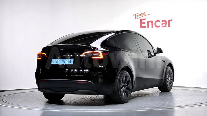Tesla Model Y 2024 — 2