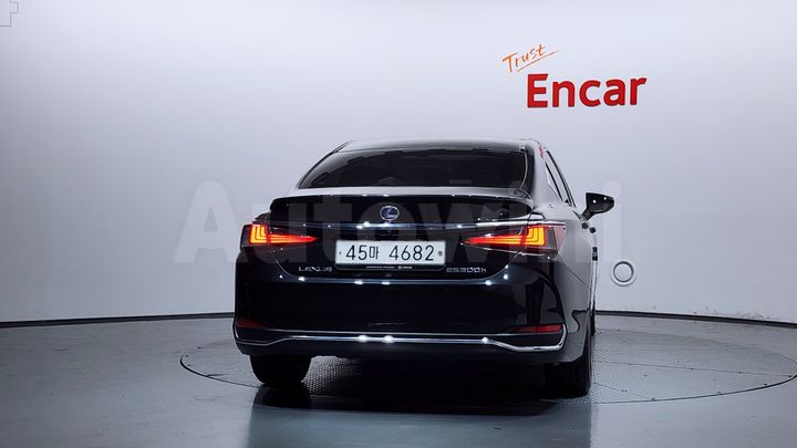 Lexus ES 2019 — 4