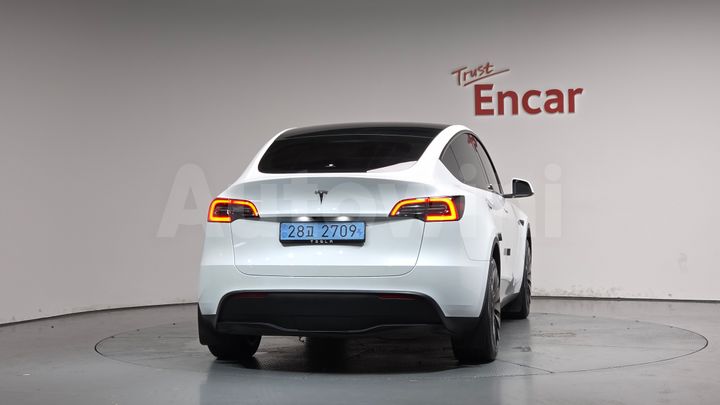 Tesla Model Y 2024 — 4