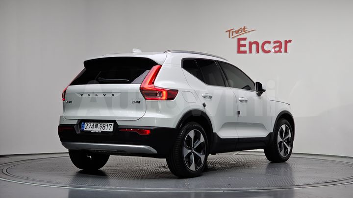 Volvo XC40 2025 — 2