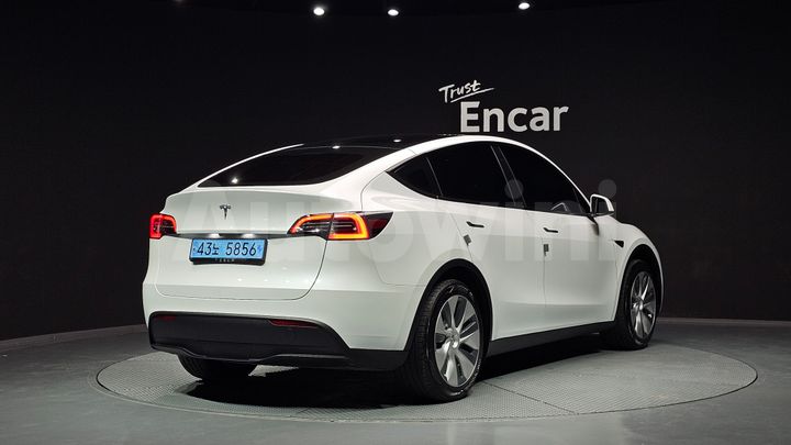 Tesla Model Y 2024 — 2