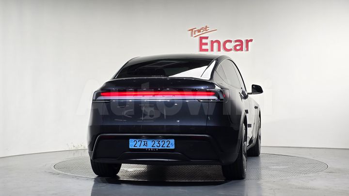 Tesla Model Y 2025 — 3