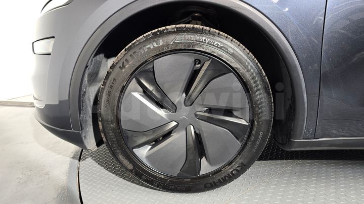 Tesla Model Y 2025 — 4