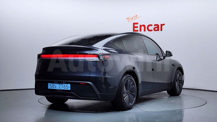Tesla Model Y 2025 — 2