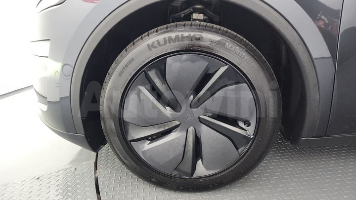 Tesla Model Y 2025 — 5