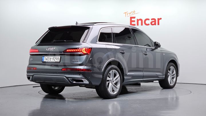 Audi Q7 2021 — 2