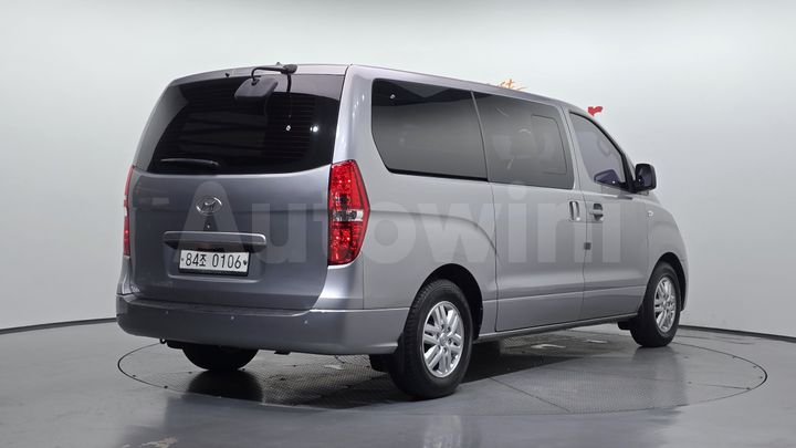 Hyundai Starex 2017 — 2