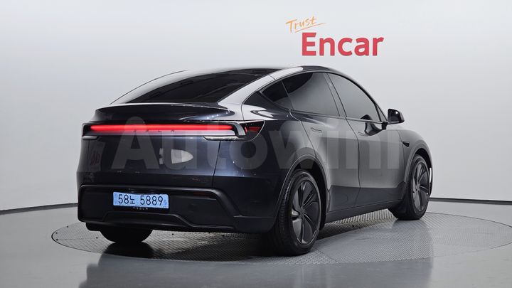 Tesla Model Y 2025 — 2