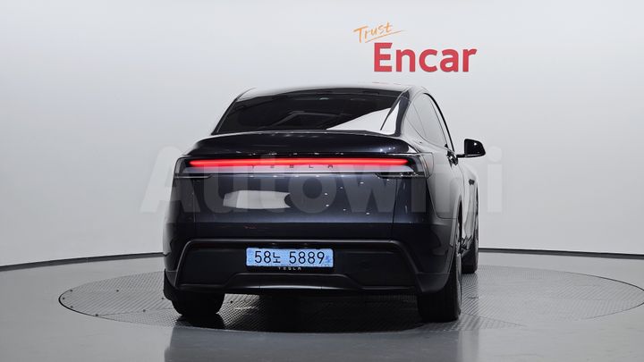 Tesla Model Y 2025 — 4
