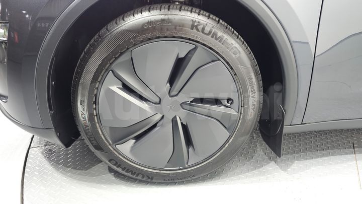 Tesla Model Y 2025 — 5