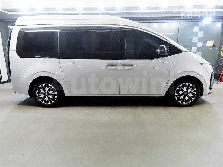 Hyundai Staria 2025 — 3