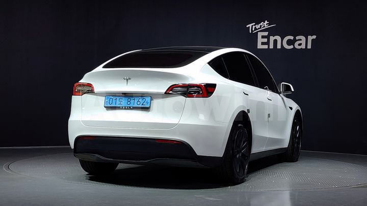 Tesla Model Y 2024 — 2