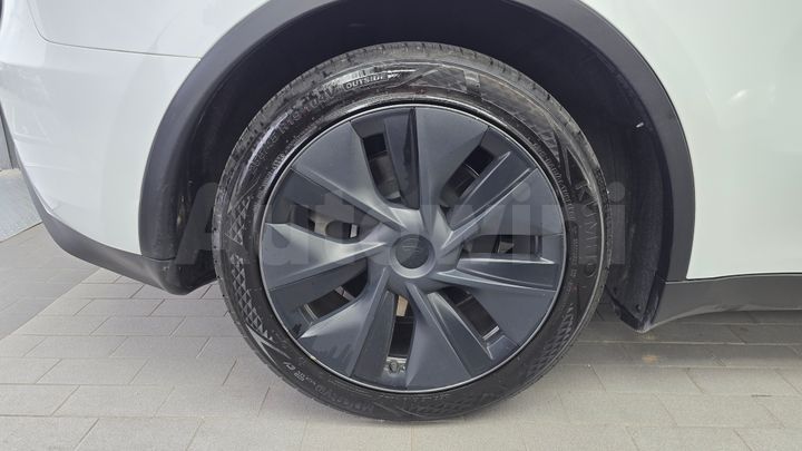 Tesla Model Y 2024 — 5