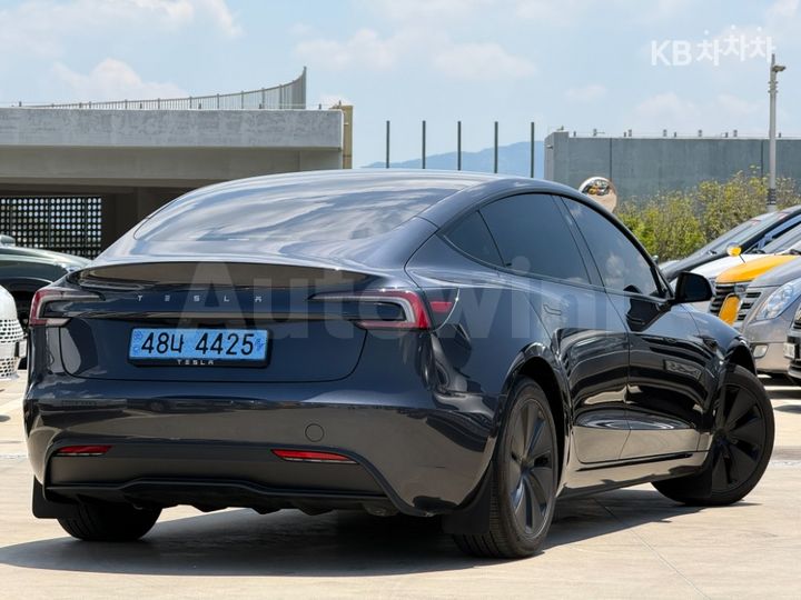 Tesla Model 3 2025 LRW3E7FS0SC610317 — 3